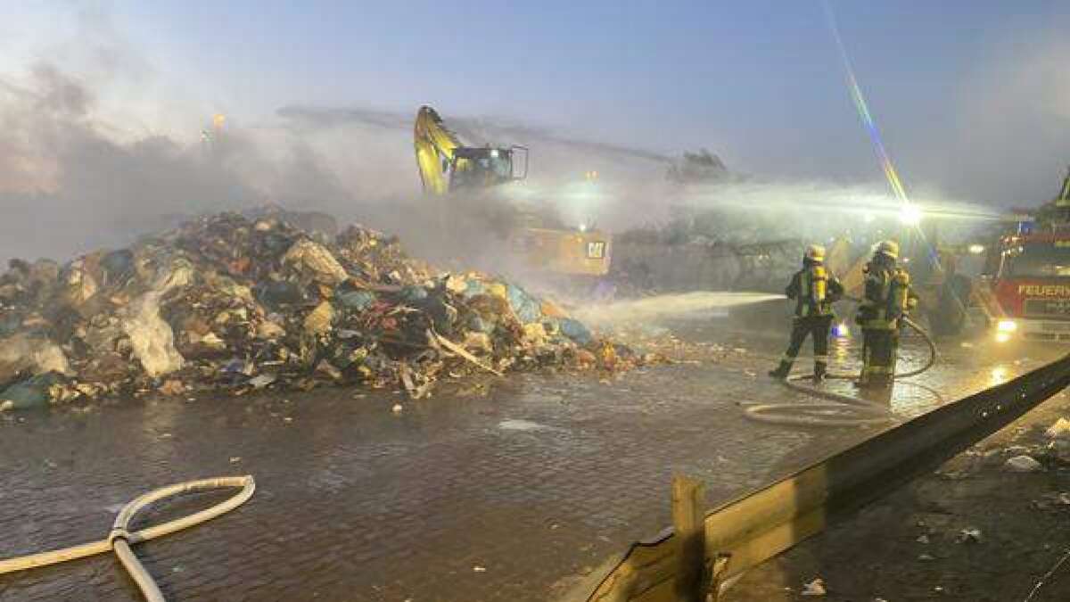 feuerwehr-l-scht-brand-in-entsorgungsbetrieb