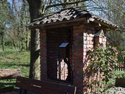 Der historische Brunnen  von 1839 wurde mit Mitteln und dem Einsatz der Klosterpark-Freunde und des RUZ-Tr&auml;gervereins erhalten. Noch bis 1995 war er in Betrieb. Mittlerweile ist er trockengelegt.