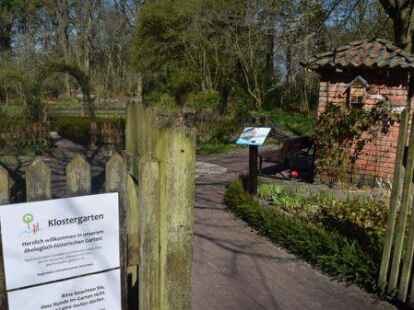 Gleich hinterm Eingang zum Klostergarten befindet sich das farbige Bodenmosaik, mit dem die 17 Nachhaltigkeitsziele dargestellt sind. Ein Beitrag zum 25-j&auml;hrigen Bestehen im Jahre 2018.