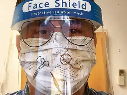 <p>Optiker J&ouml;rg Coldewey hat seine Maske von einer lieben Freundin und Kollegin.  Den Gesichtsschutz tragen er und seine Mitarbeiter, weil sie  nah an den Kunden heran  m&uuml;ssen. </p>