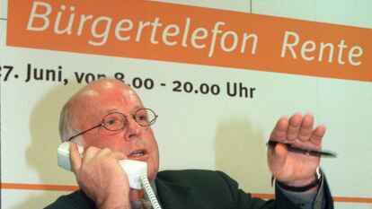 Norbert Bl&uuml;m erl&auml;utert einem Anrufer im Bonner Arbeitsministerium das von der Bundesregierung geplante Rentenreformgesetz 1999.