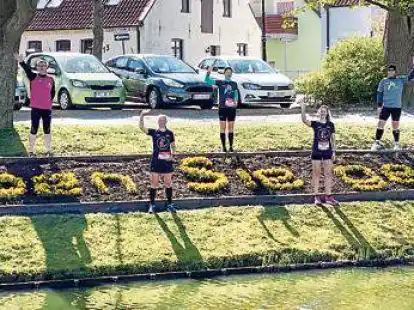 Unter Einhaltung der Abstandsregelung trafen sich (v.l.n.r.) Thorsten Urner, Sonja Wegner, Sandra Gahler, Jennifer Rehberg und Marco Hinrichs vom Lauftreff Ge(h)zeiten in Jever  zum Gruppenfoto. Danach lief jeder f&uuml;r sich.