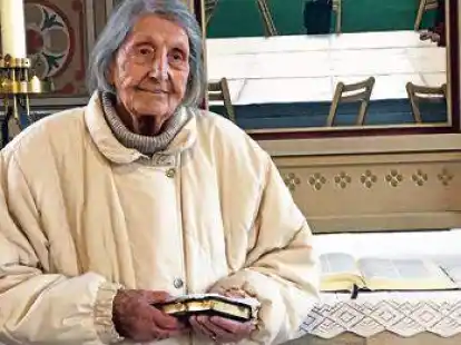<p>Am Jubil&auml;umstag in der Kirche von Langeoog, in der sie vor 85 Jahren konfirmiert wurde: Alice Happek  vor dem Altar der Kirche. </p>