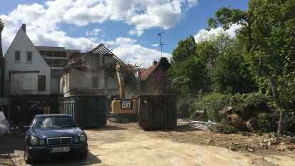 Im Hinterhof frisst sich der Bagger durch das Geb&auml;ude.
