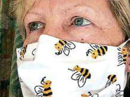 Mit Bienen: Wilma Gusfeld-Ordemann  .