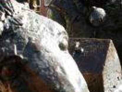 Auch ihm steht eine Maske ausgezeichnet: dem Waltbert-Denkmal auf dem Wildeshauser Marktplatz