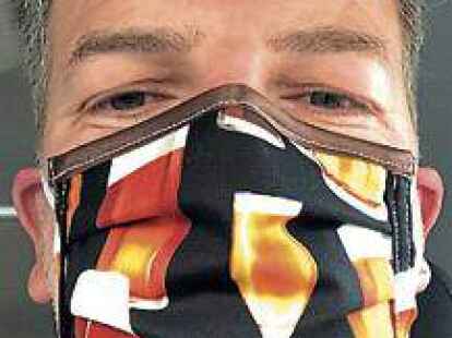 <p>Prost: Die Maske mit Bier pr&auml;sentiert Helge Cordes</p>