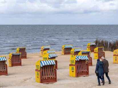 Spazierg&auml;nger laufen &uuml;ber den Cuxhavener Strand. Der Tourismus in Niedersachsen l&auml;uft wieder an.