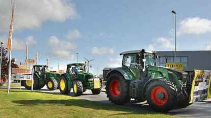 Los geht&rsquo;s: Mit einem Hupkonzert startete der Trecker-Konvoi in Jever.