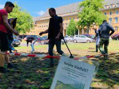 Hinweisschilder wurden an den Ecken befestigt.