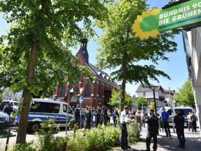 Die Demonstranten hielten vor der Zentrale der Partei B&uuml;ndnis 90/Die Gr&uuml;nen.