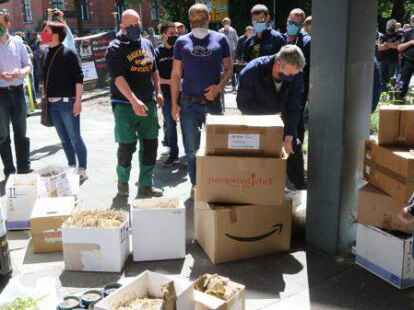 Vor der Gesch&auml;ftsstelle des Nabu wurden Pakete abgestellt.