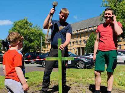 Als alles fertig war, wurde ein gr&uuml;nes Kreuz in den Boden geschlagen.