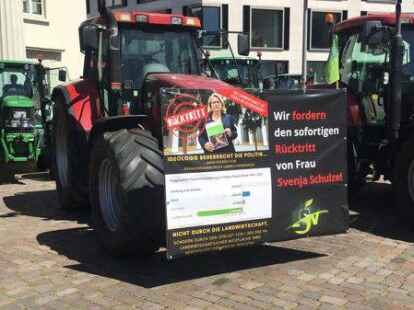 Auf einigen Treckern war die Forderung nach dem R&uuml;cktritt von Bundesumweltministerin Svenja Schulze zu lesen.