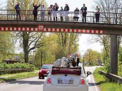 Die Br&uuml;cke an der Umgehungsstra&szlig;e war eine der ersten Stationen. P&uuml;nktlich zum Start der beiden gab es Sonnenschein pur.