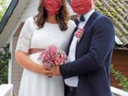 F&uuml;r das Hochzeitspaar Svea-Marie und Dennis R&ouml;denb&auml;ck  wurden Herz-Masken extra angefertigt &ndash;  Mund- und Nasenschutz f&uuml;r Verm&auml;hlte sozusagen.