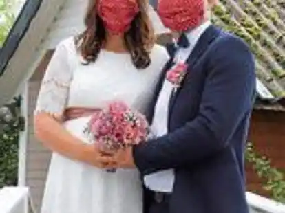 F&uuml;r das Hochzeitspaar Svea-Marie und Dennis R&ouml;denb&auml;ck  wurden Herz-Masken extra angefertigt &ndash;  Mund- und Nasenschutz f&uuml;r Verm&auml;hlte sozusagen.