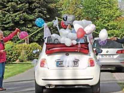 In Holtgast haben sich Nachbarn der Familie zum Spalier aufgestellt. Im Hintergrund der Opa der Braut. Alles wurde akribisch gefilmt.