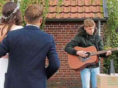 Der Cousin des Paares spielte ein St&auml;ndchen &ndash; ein unvergesslicher Moment.