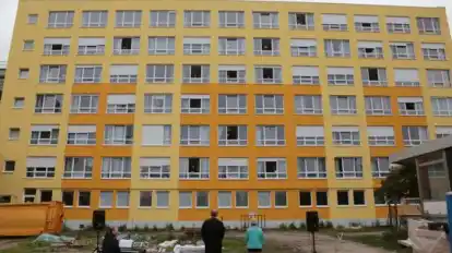 Statt im Kirchenschiff versammelten sich die Gottesdienstteilnehmer an den Fenstern ihrer Zimmer.