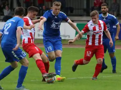 Vor einem Jahr gegeneinander, bald in einem Team: Steve K&ouml;ster (blaues Trikot, Nr. 19) wechselt von BW B&uuml;mmerstede zum VfL Wildeshausen.