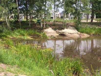 Bild von Dienstag: Das Grundwasser hat den Pegel ansteigen lassen. Im Hintergrund der Nordseepark.