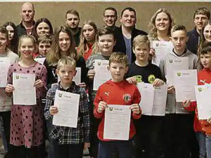 Vor den coronabedingten Einschr&auml;nkungen wurden die erfolgreichen MTV-Sportler von der Gemeinde Jade geehrt.