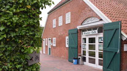 Das Kloster-Caf&eacute; ist wieder ge&ouml;ffnet - auf der Sonnenterrasse l&auml;sst es sich genie&szlig;en.