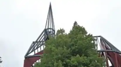Imposant ist nicht nur die - derzeit geschlossene - Imagination der Kirche des fr&uuml;heren Zisterzienser-Klosters &bdquo;Schola Dei&ldquo; im Originalma&szlig;stab  (Spitze 45 Meter), beeindruckend ist auch der frei zug&auml;ngliche 40 x 40 Meter gro&szlig;e  Klostergarten (Vordergrund) mitten im Ihlower Forst