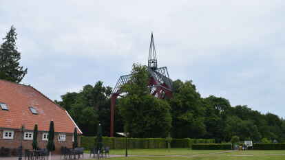 Die Lichtung im Ihlower Forst - hier l&auml;sst sich vieles entdecken und ein entspannter Tag verbringen: Klostergarten, Klostercaf&eacute;, Labyrinth, Backhaus (derzeit geschlossen) und die Klosterst&auml;tte &bdquo;Stimme R&auml;ume Ihlow&ldquo; (derzeit geschlossen) mit der &bdquo;Imagination&ldquo; der mittelalterlichen Klosterkirche.