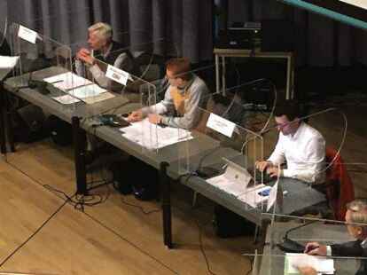 Mit  Spuckschutz: Die Mitglieder des Umweltausschusses sa&szlig;en w&auml;hrend der Sitzung  im PFL gut gesch&uuml;tzt vor ihren Nachbarn an den Pl&auml;tzen.