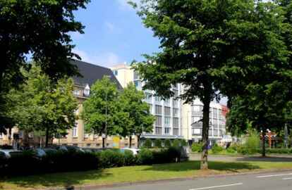 Der Anblick heute: Der Rosengarten wurde zum Parkplatz, der Verkehr flie&szlig;t durch einen Kreisel.