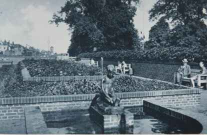 Blickrichtung Hafen: Der sitzende Fischerjunge war bis 1965 in den Rosengarten vor die Hauptpost umgezogen.