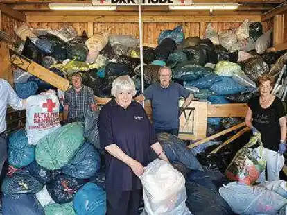 Ein gro&szlig;er Berg von S&auml;cken ist abzuarbeiten. Beim  Sortieren der Altkleiderspenden, die in den vergangenen Wochen beim DRK in Hude abgegeben wurden: Roar Abel,  Stefan Lobeck, Doris Schneidereit, J&uuml;rgen K&auml;mmer und Anneliese Berding (von links).