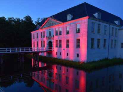 Die Schoolmann Veranstaltungstechnik tauchte das Wasserschloss Dornum   in Rot.