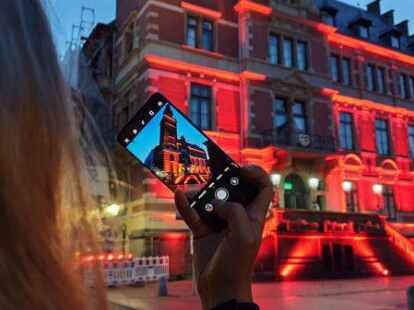 Ein ganzer Wirtschaftszweig k&auml;mpft ums &Uuml;berleben. Die Farbe Rot &ndash; hier das illuminierte Rathaus in Leer &ndash; macht die dramatische Lage der Veranstaltungswirtschaft sichtbar. Hunderttausende Arbeitspl&auml;tze stehen auf dem Spiel.