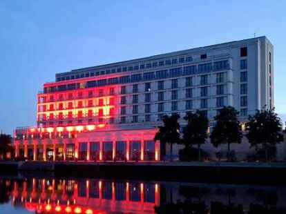 Das Pumpwerk und das Atlantic Hotel in Wilhelmshaven machten bei der Night of Light mit.