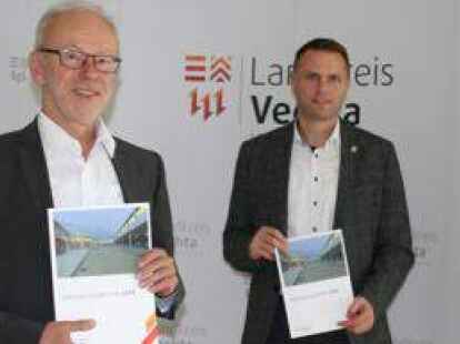 Jahrespressekonferenz im Vechtaer Kreishaus. Von links: Erster Kreisrat Hartmut Heinen, Landrat Herbert Winkel, Kreisrat Holger B&ouml;ckenstette und Pressesprecher Jochen Steinkamp.