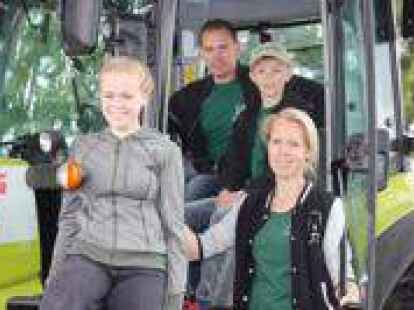 Hof und Familie &ndash; das passt zusammen: Raja (v.l.), Jens, Michel und  Antje Eilers. (Bild: Martin Remmers)