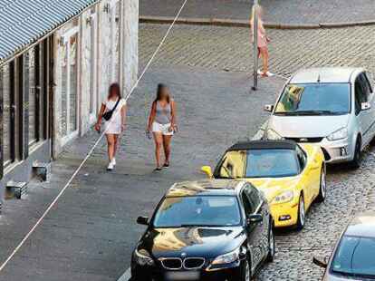 Weil sie in ihren Koberfenstern nicht auf Freier warten d&uuml;rfen, sind Prostituierte auf der Stra&szlig;e unterwegs.
