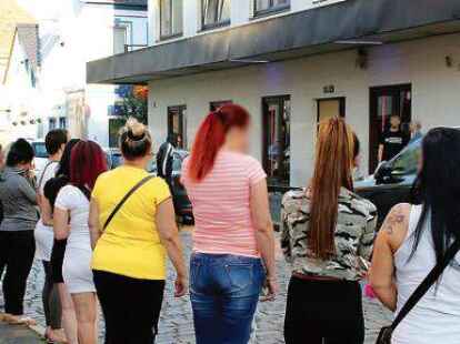 Szene auf der Lessingstra&szlig;e, Bremerhavens Sex-Meile: 14 Prostituierte haben sich aufgestellt, um f&uuml;r eine Wiederer&ouml;ffnung der Koberfenster einzutreten. Doch das lehnen die Beh&ouml;rden unter Hinweis auf die Corona-Krise noch ab.