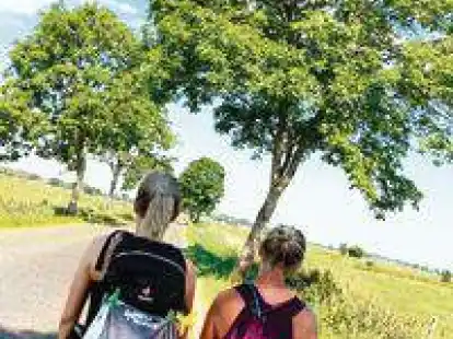 Sandra Gahler (links) und Michaela Nester-Thomas auf dem Marsch  zwischen Fedderwarden und Sillenstede.