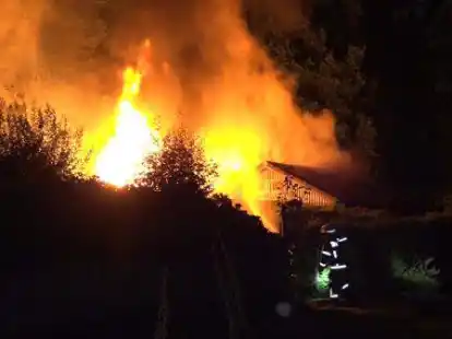 Bei einer Kleingartenkolonie am Drielaker See in Oldenburg war die Feuerwehr Oldenburg in der Nacht zu Montag im Gro&szlig;einsatz.