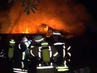 Großbrand in Oldenburg: Feuer wütet am Drielaker See
