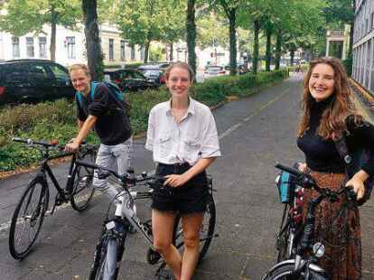 <p>Mehr Gr&uuml;n, weniger Autos:&nbsp; Jan Galuska, Viviane Michaelis und Yantin Fleischhauer (von  links) setzen sich mit &bdquo;Fridays for Future&ldquo; f&uuml;r eine gesichertere Zukunft ein. </p>