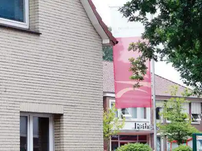 <p>Das alte Awo-Geb&auml;ude und das noch bestehende Bar&szlig;eler Rathaus: Der Abriss des linken Geb&auml;udes ist bereits sicher &ndash; ob das alte Rathaus auch abgebrochen wird, steht momentan noch in der Schwebe. </p>