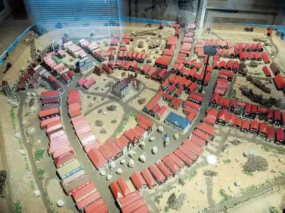 Paul Luitjens&rsquo; Modell von Esens im Jahr 1714: Links oben ist das Waisenhaus zu sehen, in der Mitte die St.-Magnus-Kirche und rechts vorne das Palais von Heespen an der Ostseite des Marktplatzes.