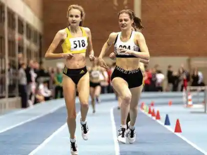 Xenia Krebs (VfL L&ouml;ningen, links, hier in der Halle im Laufduell mit Rieke Emmerich) kann sich  Hoffnungen auf eine Medaille &uuml;ber 800 Meter machen.