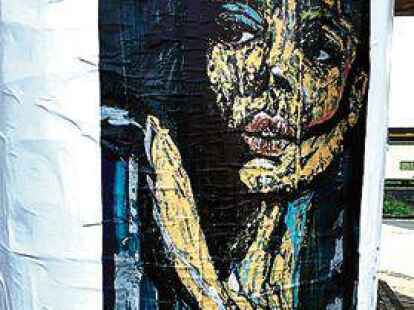 <p>Linda Meyers Werk h&auml;ngt am Bahnpfeiler an der 91er</p>