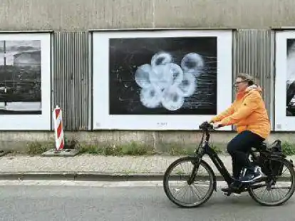 <p>Kontrast am Bundesbahnweg/Raiffeisenstra&szlig;e &ndash; mit Werken (v.li.) von Matthias Schneege, Anja Scheer und Izabela Mittwollen.</p>